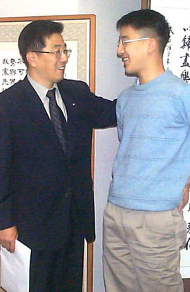 박영훈 9단이 2001년 천원전에서 생애 첫 타이틀을 따자 대국장에 응원하러 나왔던 아버지 박광호 씨가 축하의 말을 건네고 있다. 동아일보 자료 사진