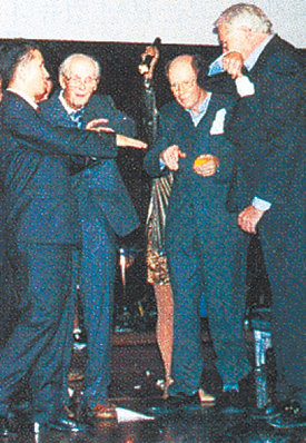 1999년 이그노벨상 시상식에 참석한 노벨상 수상자들이 한국인 권혁호 씨(왼쪽)가 만든 향기 나는 정장을 입고 직접 문질러 보고 있다. 사진 제공 권혁호 씨