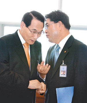 국정원장-통일부 장관 귓속말김만복 국가정보원장(왼쪽)과 이재정 통일부 장관이 12일 오전 청와대에서 열린 남북정상선언 이행 종합대책위원회 1차 회의에 참석해 귓속말을 나누고 있다. 연합뉴스