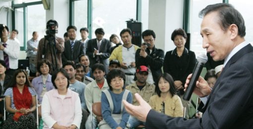 외국인 며느리들과 함께한나라당 이명박 대선후보가 12일 경기 남양주시 외국인근로자 복지센터에서 ‘대한민국의 특별한 며느리들’이라는 주제로 열린 제8차 타운미팅에서 외국인 며느리들과 한국생활의 어려움에 관해 대화를 나누고 있다. 남양주=연합뉴스