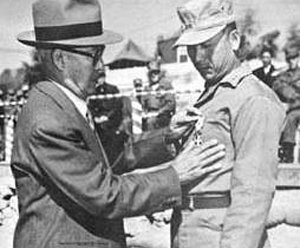 신현준 해병대 초대사령관(오른쪽)이 재임 시절 이승만 당시 대통령에게서 은성무공훈장을 받고 있다. 사진 제공 해병대