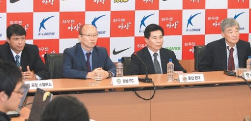 프로축구 6강 플레이오프를 앞두고 15일 서울 종로구 신문로 축구회관에서 열린 기자회견에서 사령탑들이 질문을 기다리고 있다. 왼쪽부터 포항 파리아스, 경남 박항서, 울산 김정남, 대전 김호 감독. 연합뉴스