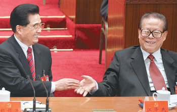장쩌민의 축하후진타오 중국 국가주석(왼쪽)이 15일 베이징 인민대회당에서 열린 공산당 제17차 전국대표대회에서 개막 연설을 마친 뒤 자리로 돌아와 장쩌민 전 국가주석과 활짝 웃으며 악수를 하고 있다. 베이징=로이터 연합뉴스