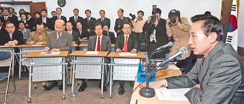 한나라당 이명박 대선후보가 15일 서울 여의도 당사에서 시도선거대책위원회 전체회의 첫 회의를 주재했다. 이 후보는 이 자리에서 “깨끗한 대선을 치러내 정치문화를 바꾸자”고 강조했다. 이종승 기자