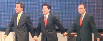 손잡은 3인15일 서울 중구 장충체육관에서 열린 대통합민주신당 대통령후보자 지명대회에서 정동영 전 열린우리당 의장(가운데)이 대선후보로 선출되자 손학규(왼쪽) 이해찬 두 후보와 손을 잡고 단상으로 함께 걸어가고 있다. 김동주 기자