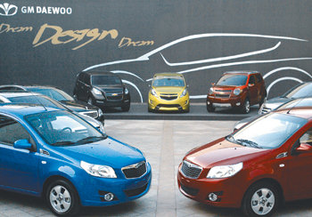 GM대우차는 15일 인천 부평공장 디자인센터에서 앞으로 선보일 자동차 디자인을 소개하는 행사를 열었다. 이날 이 회사 마이클 그리말디 사장은 올해 완성차 90만 대 이상 판매 목표를 밝혔다. 인천=연합뉴스