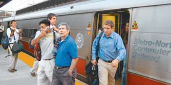 미국 뉴욕 맨해튼에서 ‘헤지펀드의 메카’인 코네티컷 주 그리니치로 출근하는 헤지펀드 회사 직원들이 12일 오전 7시 반(현지 시간) 그리니치역에 도착한 기차에서 내리고 있다. 그리니치=공종식  특파원