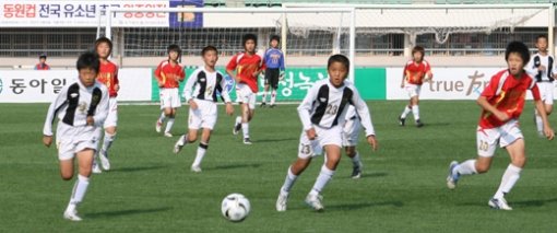 ‘축구 꿈나무’들의 잔치인 2007 동원컵 전국 유소년 축구 왕중왕전이 16일 대구시민운동장에서 개막됐다. 서울 잠원초등학교와의 경기에서 대구 신암초등학교 선수(왼쪽)가 볼을 향해 달려가고 있다. 대구=양종구  기자