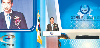 산업자원부 기술표준원이 16일 개최한 ’2007 세계 표준의 날’ 행사에서 한덕수 국무총리가 기념사를 하고 있다. 사진 제공 한국표준협회