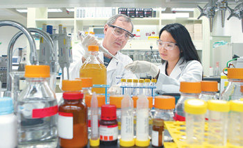 국제백신연구소의 백신공정개발 실험실에서 로드니 카비스 책임연구원(왼쪽)과 김정아 연구원(여)이 장티푸스 백신 실험에 필요한 장티푸스 세균 표본을 추출하고 있다. 홍진환 기자
