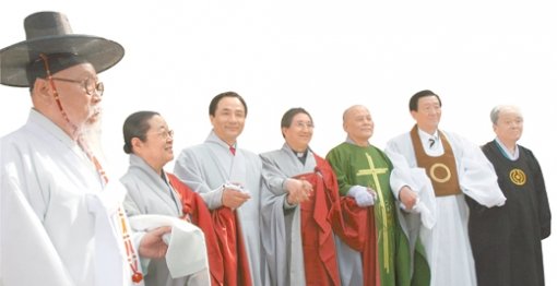 지난해 10월 열렸던 종교문화축제 행사장에서 상대 종교의 제의를 바꿔 입고 한자리에 선 종교지도자들. 사진 제공 종교지도자협의회