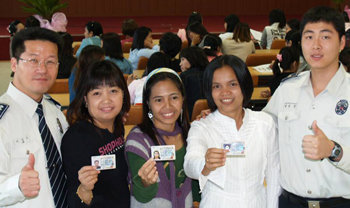 충남 아산경찰서에서 운전면허증을 받고 기뻐하는 이주여성들과 외국인인권보호센터 직원들.
