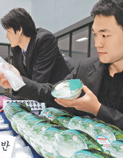 17일 서울 서초구 서초동 서울중앙지검 별관 청사에서 검찰 수사관들이 한중일 3국을 경유한 마약 밀수·판매조직으로부터 압수한 2.3kg(약 75억 원 상당)의 히로뽕을 공개하고 있다. 연합뉴스