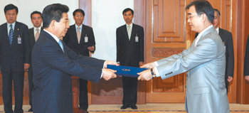 균형발전위원장에게 임명장노무현 대통령이 18일 오후 청와대에서 이민원 신임 국가균형발전위원장에게 임명장을 수여하고 있다. 김경제 기자