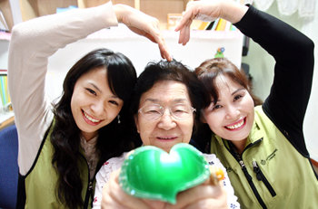 윤태자 할머니(가운데)와 며느리 고수연 씨(오른쪽), 손녀 이혜림 씨는 3대째 어려운 이웃과 함께 하는 삶을 살고 있는 ‘나눔 가족’이다. 김미옥 기자