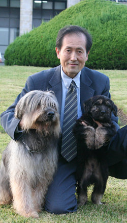 경북대 하지홍 교수가 체세포를 제공한 삽살개 ‘청룡’(왼쪽)과 복제 삽살개 ‘유니’를 안고 있다. 삽살개는 자라면서 몸 색깔이 점점 옅어진다. 사진 제공 한국삽살개보존협회