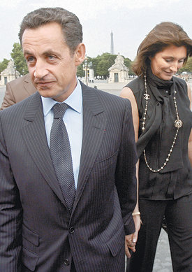 지난해 7월 당시 내무장관으로 재직 중이던 사르코지 대통령과 부인 세실리아 씨가 손을 잡은 채 서로 다른 곳을 보며 걷고 있다. 파리=로이터 연합뉴스