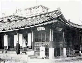 1895년의 건청궁. 사진 제공 문화재청
