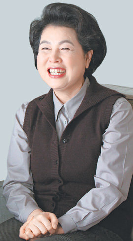 한나라당 이명박 대선후보의 부인 김윤옥 씨는 유머 감각이 뛰어나지만 그림자처럼 잘 드러나지 않는 내조를 한다. 환하게 웃고 있는 김 씨.동아일보 자료 사진