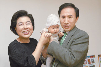 한나라당 이명박 대선후보와 부인 김윤옥 씨가 8월 손자를 안은 채 밝게 웃고 있다. 동아일보 자료 사진