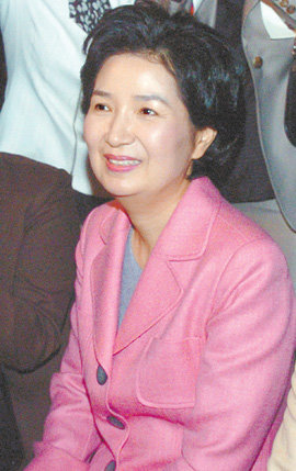 대통합민주신당 정동영 대선 후보의 부인 민혜경 씨가 15일 서울 중구 장충체육관에서 열린 당 대통령후보 지명대회에 참석해 밝게 웃고 있다. 신원건 기자