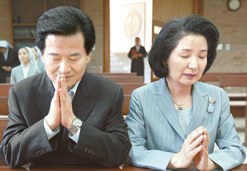 14일 경기 용인시 ‘요한의 집’을 방문해 예배실에서 기도를 올릴 당시의 대통합민주신당 정동영 대선후보 부부. 동아일보 자료사진