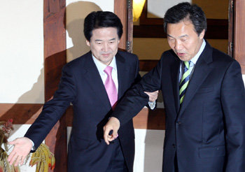 孫과 ‘협력 회동’ 대통합민주신당 정동영 대선 후보(왼쪽)와 손학규 전 경기지사가 19일 저녁 서울 종로구 인사동의 한 음식점에 들어서고 있다. 손 전 지사는 이날 회동에서 정 후보에게 “최선을 다해 돕겠다”고 말했다. 변영욱 기자