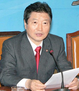 한나라 “盧대통령 선거 개입 말라” 한나라당 안상수 원내대표가 19일 국회에서 열린 당 원내대책회의에서 “노무현 대통령이 선거 개입 발언을 계속하고 있다”고 비판했다. 이종승 기자