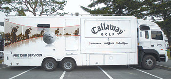 25일 북한 금강산 아난티CC에서 개막하는 한국프로골프투어 NH농협오픈을 위해 방북길에 나서는 한국캘러웨이골프의 ‘움직이는 골프 백화점’ 투어밴. 사진 제공 한국캘러웨이골프