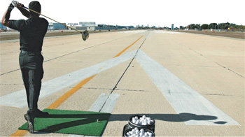 ‘골프 황제’ 타이거 우즈(미국)가 지난해 11월 미국 로스앤젤레스 센추리공항 활주로에서 나이키 신제품인 4각 드라이버로 호쾌한 장타를 선보이고 있다. 사진 제공 나이키골프