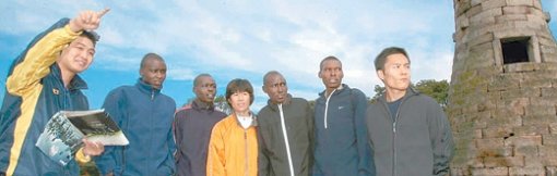 21일 열리는 동아일보 2007 경주국제마라톤에 출전하는 엘리트 마라토너들이 19일 첨성대 앞에서 마라톤 코스를 살펴보고 있다. 참가자 랭킹 1위인 찰스 키비와트(케냐·왼쪽에서 다섯 번째)와 한국의 윤선숙(왼쪽에서 네 번째), 신정훈(오른쪽). 경주=전영한  기자