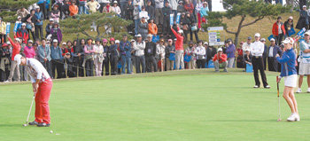 세리의 요술 퍼팅 박세리(왼쪽)가 19일 미국여자프로골프투어 하나은행 코오롱 챔피언십 1라운드 2번홀(파4) 그린에서 버디퍼트를 성공시키고 있다. 같은 조인 내털리 걸비스(오른쪽의 퍼터 든 선수)와 ‘새로운 골프여제’ 로레나 오초아(뒤쪽의 팔짱 낀 선수)가 이를 유심히 지켜보고 있다. 경주=전영한  기자