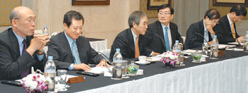 포스코는 19일 인도 델리에서 정기이사회를 개최해 신일본제철과의 합작회사 설립을 의결하고, 인도 제철소의 성공 의지도 재확인했다. 왼쪽부터 포스코 손욱 사외이사, 윤석만 사장, 이구택 회장, 전광우 사외이사, 박원순 사외이사, 이동희 부사장. 사진 제공 포스코