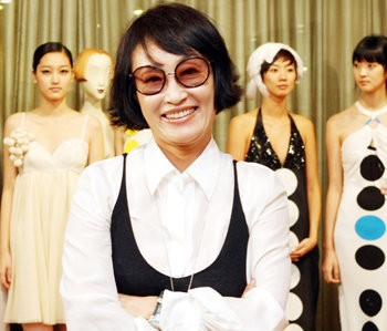 백남준 씨 추모 패션쇼를 준비하고 있는 디자이너 지춘희 씨(가운데)와 모델들. 김미옥  기자