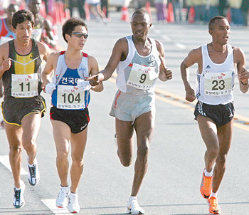 동아일보 2007 경주국제마라톤대회에서 페이스메이커로 출전해 세계적인 건각들과 어깨를 나란히 한 서행준(왼쪽에서 두 번째)이 선두 그룹인 케냐 선수들의 레이스를 이끌고 있다. 경주=원대연 기자