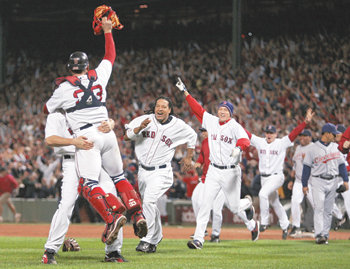 “가자! 월드시리즈로….” 22일 열린 아메리칸리그 챔피언십시리즈 7차전에서 클리블랜드를 11-2로 꺾고 월드시리즈 진출을 확정짓는 순간 보스턴 선수들이 환호하며 그라운드로 뛰어나오고 있다. 보스턴의 포수 제이슨 베리텍(왼쪽 앞)이 동료 선수를 끌어안으며 기쁨을 나누고 있다. 보스턴=로이터 연합뉴스