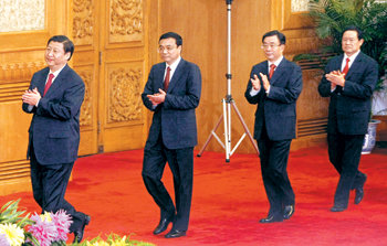 권력서열 6, 7, 8, 9 중국의 새로운 별들 22일 중국 베이징 인민대회당에서 열린 제17기 중앙위원회 제1차 전체회의에서 새로 선출된 정치국 상무위원들이 기자회견을 하기 위해 서열순으로 입장하고 있다. 왼쪽부터 시진핑 상하이 시 당 서기, 리커창 랴오닝 성 당 서기, 허궈창 당 조직부장, 저우융캉 공안부장. 베이징=로이터 연합뉴스