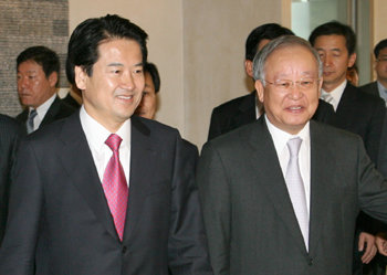 정동영 대통합민주신당 대선 후보가 23일 대한상공회의소에서 열린 ‘대선 후보와의 정책 간담회’에 참석해 손경식 회장의 안내를 받아 간담회장으로 들어서고 있다. 김동주 기자