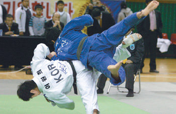 25일 전남 순천 팔마체육관에서 열린 제45회 대통령배전국유도대회 겸 2008 베이징 올림픽 국가대표 1차 선발전에 출전한 ‘한판승의 사나이’ 이원희(한국마사회·왼쪽)가 73kg급 8강전에서 류재석(부산시청)을 다리메치기로 넘겨 한판승을 따내고 있다. 순천=연합뉴스