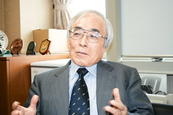 이시 히로미쓰 방송대 총장이 일본 경제 정책의 최대 현안인 소비세 인상 문제에 대해 이야기하고 있다. 이시 총장은 2000년부터 7년 동안 일본 정부 세제조사회장을 지냈다. 지바=천광암  특파원