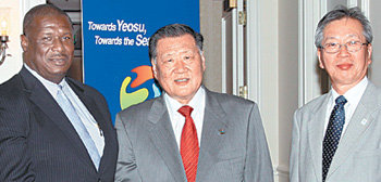 정몽구 현대·기아자동차그룹 회장은 25일 중남미 국가 정부 인사 등을 미국 마이애미로 초청해 여수엑스포 지지를 부탁했다. 왼쪽부터 스티븐슨 킹 세인트루시아 총리, 정 회장, 정찬용 여수엑스포유치위원회 부위원장. 사진 제공 현대·기아자동차그룹