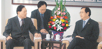 이윤우 삼성전자 부회장(왼쪽)이 25일 중국 베이징에서 박람회 담당기관인 국제무역촉진위원회 완지페이 회장을 만나 여수엑스포 유치 지지를 당부하고 있다. 사진 제공 삼성전자