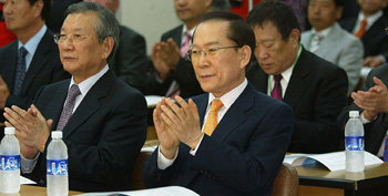 독도의 날 선포식 참석 이회창 전 한나라당 총재(앞줄 오른쪽)가 25일 서울 중구 대우재단빌딩에서 열린 ‘독도의 날 제정 선포식’에 참석해 박수를 치고 있다. 원대연  기자