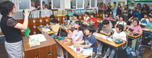 어려서 미국에 입양된 한인 입양자와 미국 가족 100여 명이 7월 한국을 방문해 서울 등원초등학교의 수업을 참관하고 있다.c최혁중  기자