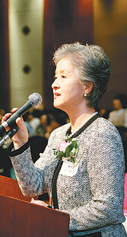 26일 오후 서울 강남구 삼성동 그랜드인터컨티넨탈호텔에서 열린 정신여중고 개교 120주년 기념식에서 이미자 동문회장이 학교 관계자와 동문들 앞에서 축사를 하고 있다. 사진 제공 정신여중고