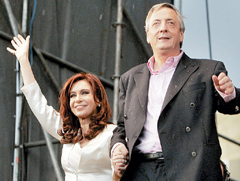 크리스티나 페르난데스 상원의원(왼쪽)이 25일 아르헨티나 부에노스아이레스에서 열린 마지막 유세에서 남편인 네스토르 키르치네르 현 대통령과 함께 나와 유권자들에게 손을 흔들고 있다. 부에노스아이레스=로이터 연합뉴스