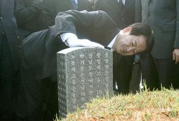 대통합민주신당 정동영 대선 후보가 26일 광주 북구 운정동 국립5·18민주묘지를 방문해 묘역을 살펴보고 있다. 광주=신원건 기자