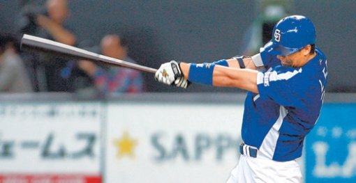 주니치 이병규가 28일 니혼햄과의 일본시리즈 2차전에서 6회 통렬한 투런 홈런포를 쏘아올리고 있다. 삿포로=연합뉴스