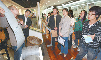 27일 오후 서울 종로구 세종로 동아미디어센터 내 신문박물관을 방문한 새터민 대학생들이 김욱영 학예사(왼쪽)에게서 신문 제작 과정에 대한 설명을 듣고 있다. 원대연  기자