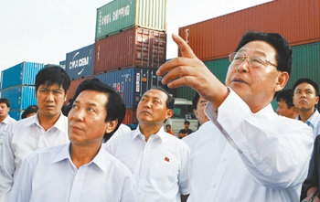베트남 배우러 온 北 총리 베트남을 방문 중인 김영일 북한 총리가 28일 수도 하노이에서 동쪽으로 90km 떨어진 물류 중심지 하이퐁 항구를 시찰하던 도중 손가락으로 뭔가를 가리키고 있다. 김 총리는 대표단을 이끌고 26일부터 4박 5일의 일정으로 베트남의 ‘도이모이’ 정책 배우기에 나섰다. 하이퐁=로이터 연합뉴스